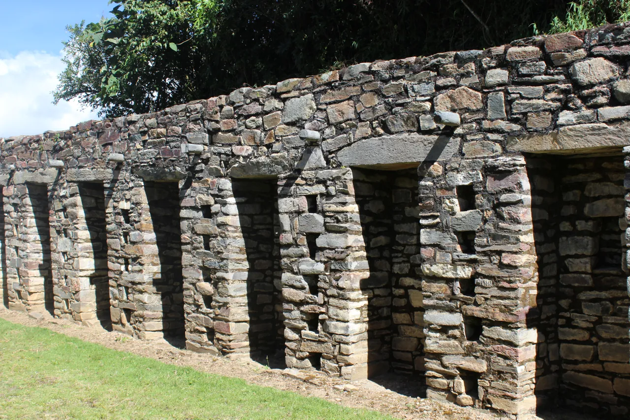 Stone walls and niches at Choquequirao