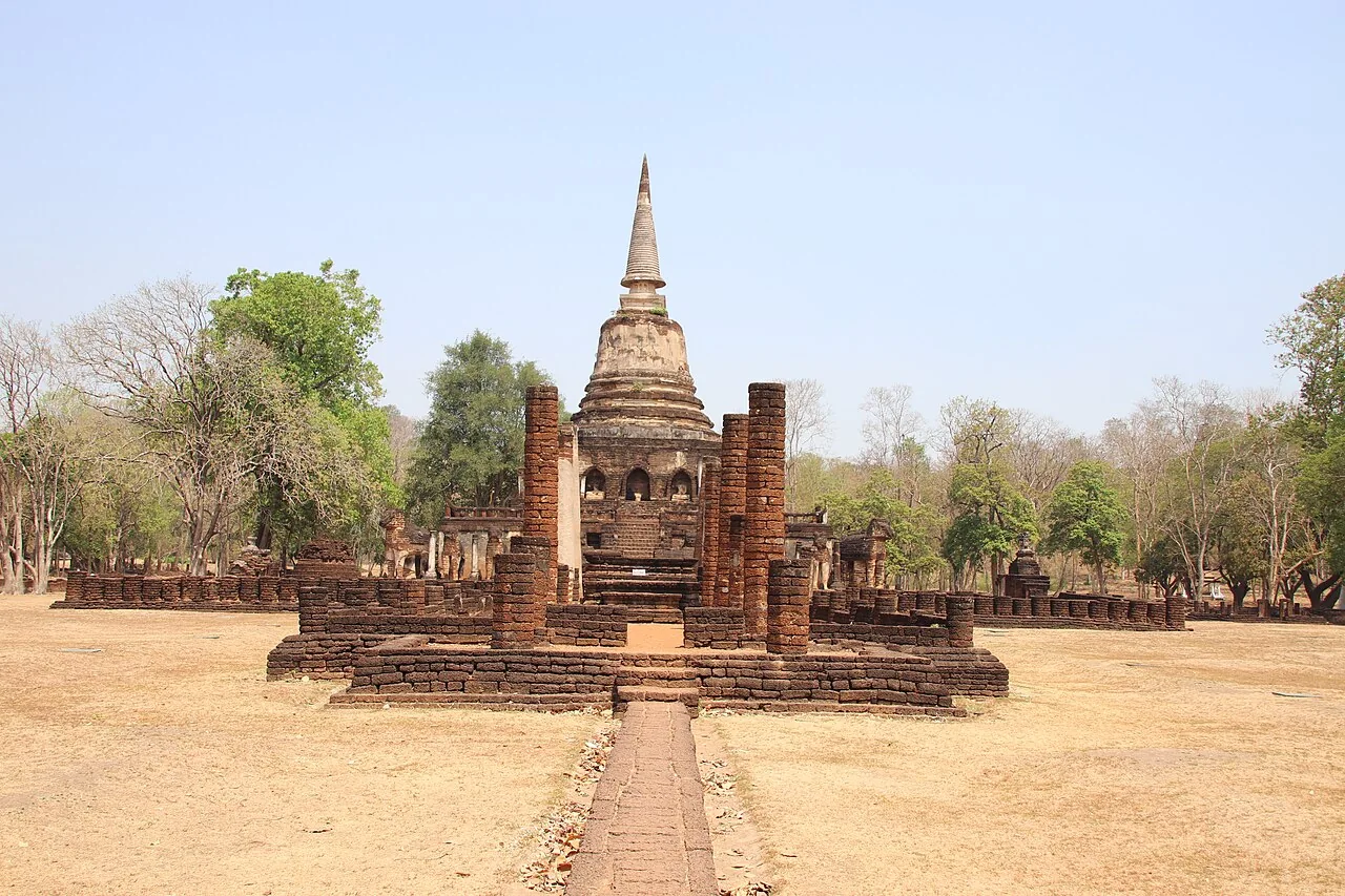 Frontal view of Wat Chang Lom and its approach at Si Satchanalai