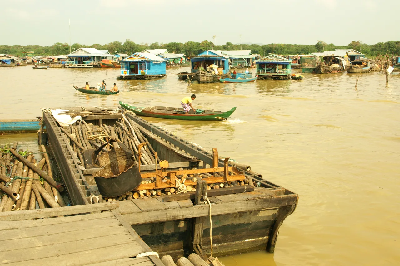 Buildings and boats at Chong Khneas on Tonlé Sap